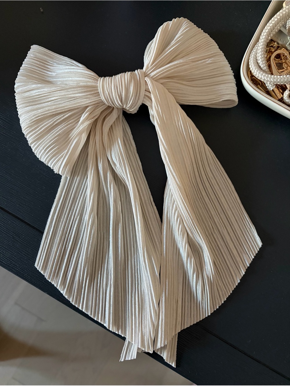 Chelsea King x Jillian Harris Plisse Ivory Hair Bow - Picture 3 of 6